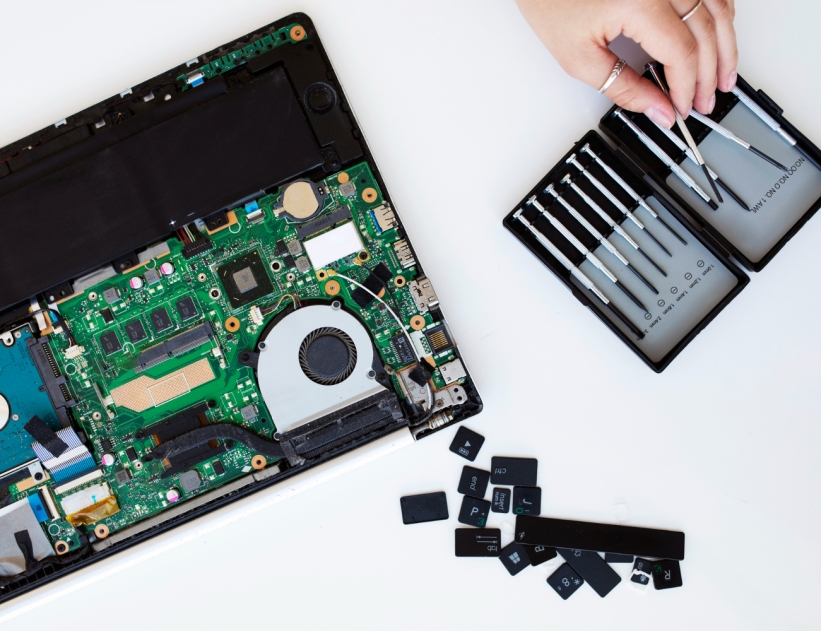 young-woman-cleaning-her-laptop-key-board (2)